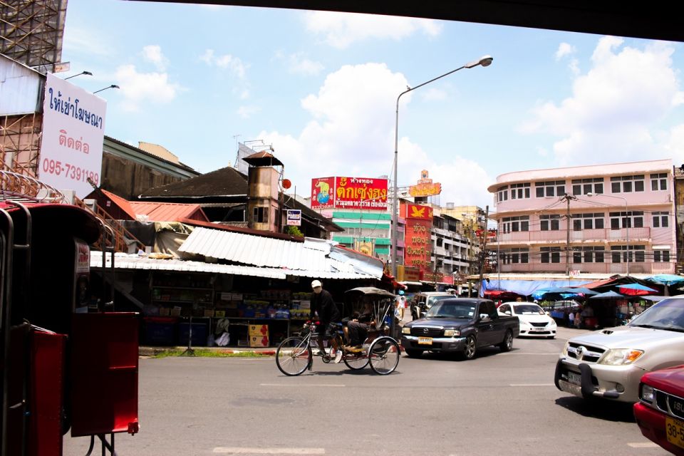 Chiang Mai: Market and Trishaw Ride Tour With Local Lunch - Exploring Wat Ket Karam