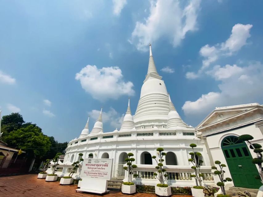 Discover the Old Portuguese Community and Flower Market in Bangkok - Visiting Wat Kalayanamitr Varamahavihara