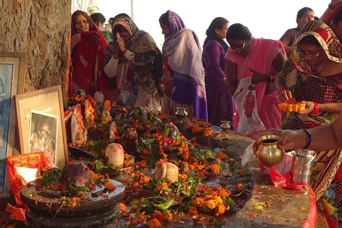 Explore the Highlights of Varanasi - Flower Market Exploration