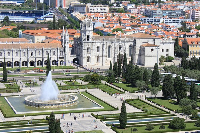 Lisbon Downtown & Alfama With a Guide Walking Tour - Traveling Through Lisbon Neighborhoods