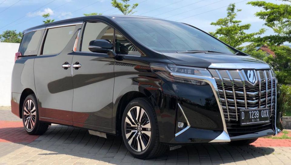 Luxury Toyota Alphard Car Hire With Tour Driver in Bali - Professional Chauffeur Service