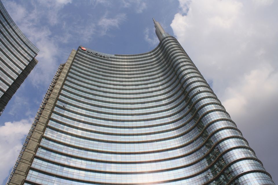 Milan: Piazza Gae Aulenti and Pelli Tower Walking Tour - Discovering Piazza Gae Aulenti