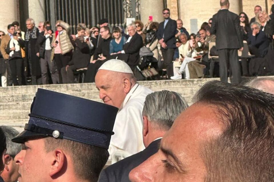 Newlywed Couples' Blessing During Pope Francis' Audience - Licensed Tour Assistant for Papal Audience