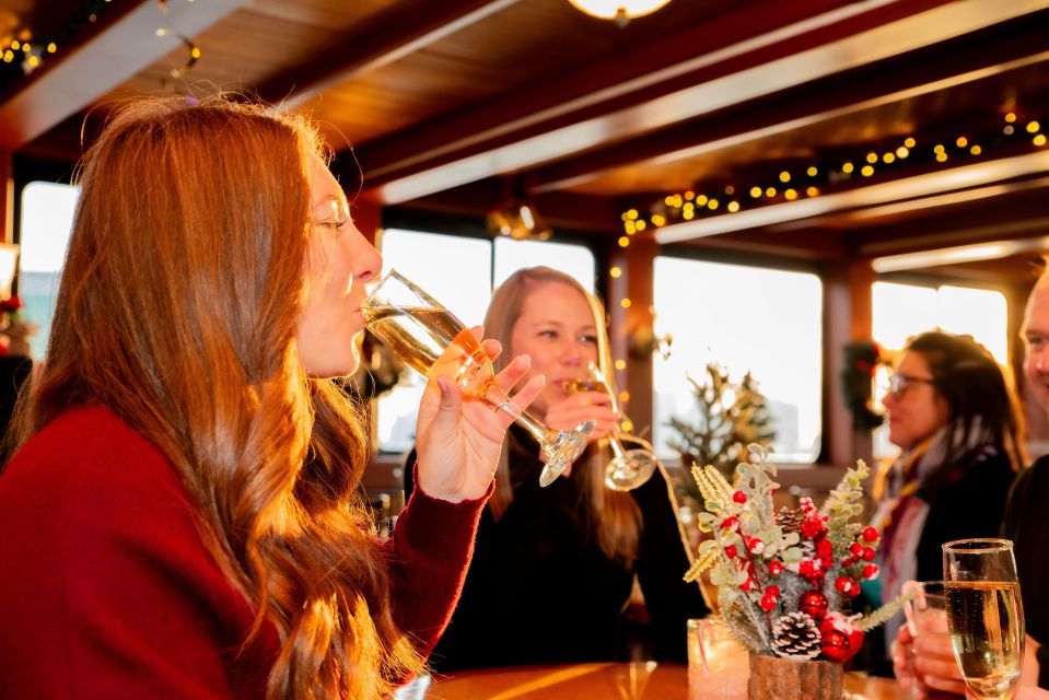 Nyc: Holiday Yacht Cruise With Jazz, Cocoa & Carols - Amenities