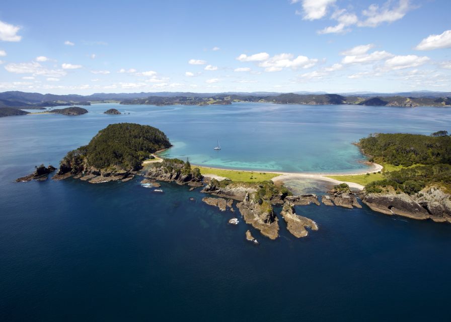 Paihia/Russell: Hole in the Rock Cruise With 2 Island Stops - Inclusions and Language