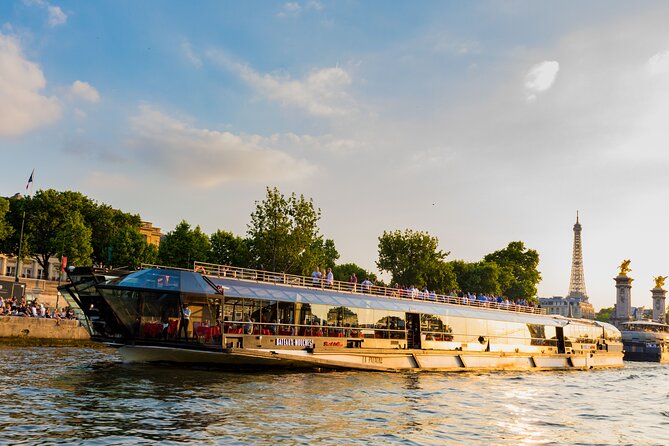 Paris Seine River Dinner Cruise With Live Music by Bateaux Mouches - Meeting and Departure Details