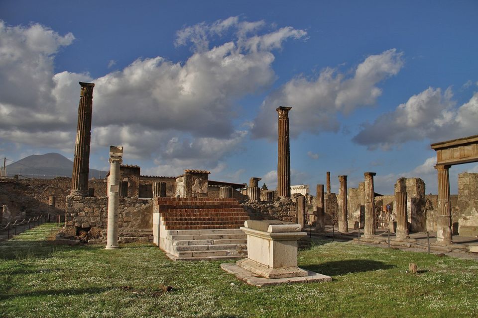 Pompei: Private Tour of Pompeii With Lunch & Wine Tasting - Daily Life in Pompeii