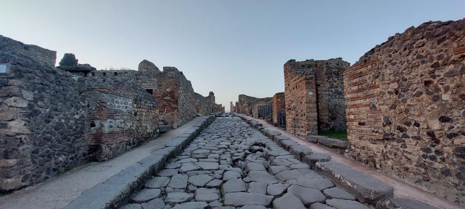 Pompeii... a Step Into the Past - Discovering Pompeiis Ancient Wonders