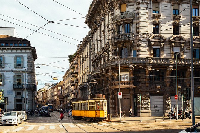 Private City Kickstart Tour: Milan - Exploring Piazza Mercanti