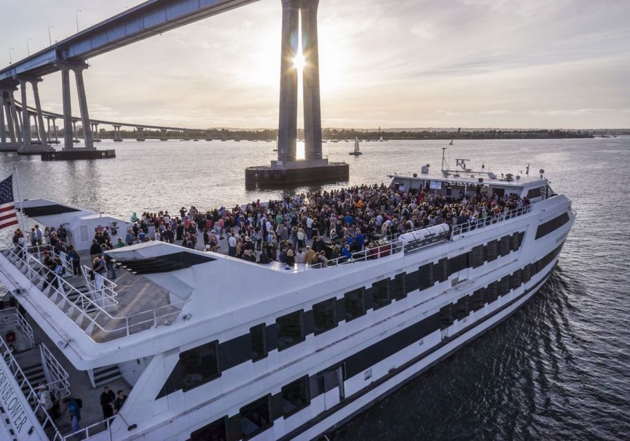 San Diego: Christmas Eve Buffet Brunch or Dinner Cruise - Bay Cruise Experience