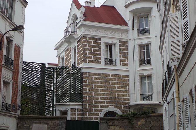 The Butte Montmartre as You Have Never Seen. - Exploring Winding Cobblestone Streets