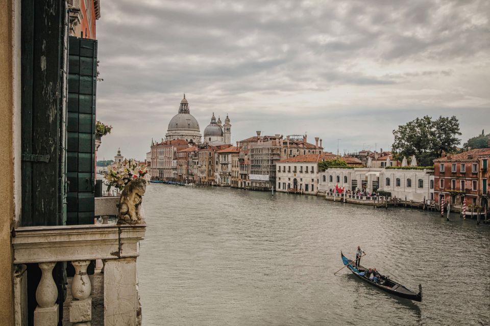 Venice: Gondola Ride and a Gala Dinner in a Venetian Palace - Meeting Point and Information