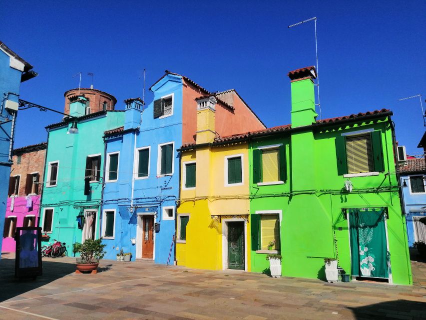 Venice: Mazzorbo, Burano and Murano Island Walking Tour - Admiring Buranos Colorful Charm