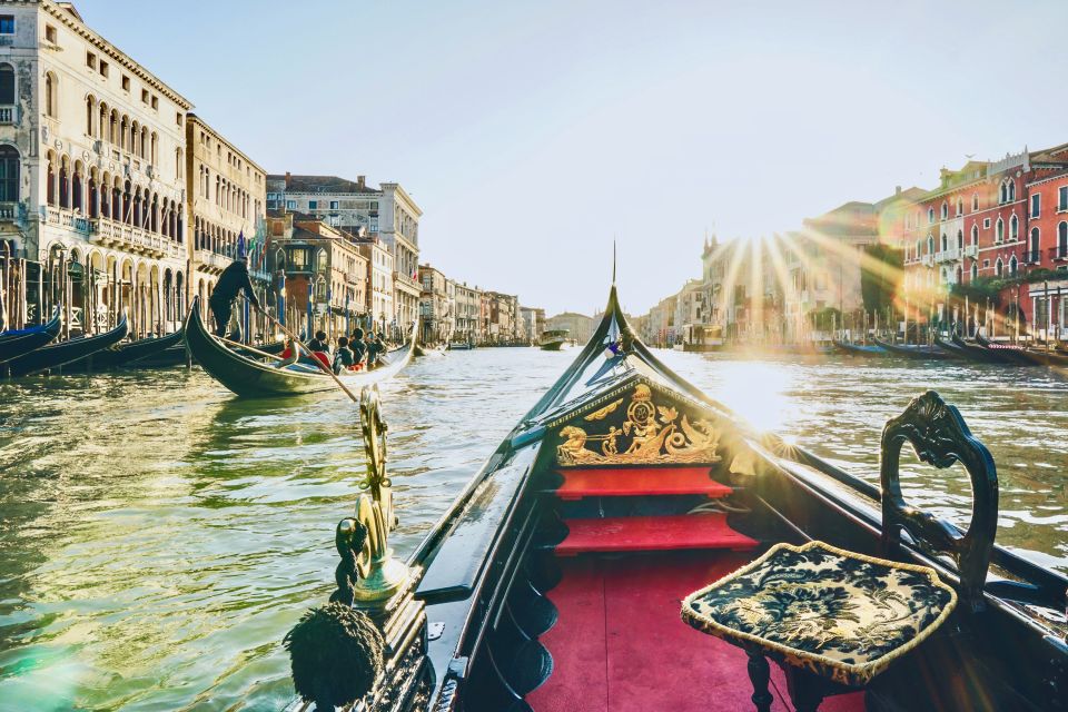 Venice: Private 1-Hour Gondola Tour - Taking in Venetian Tradition