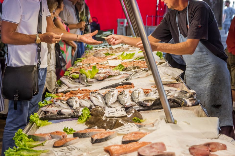 Venice: Rialto Market Food and Wine Lunchtime Tour - Meeting Local Producers