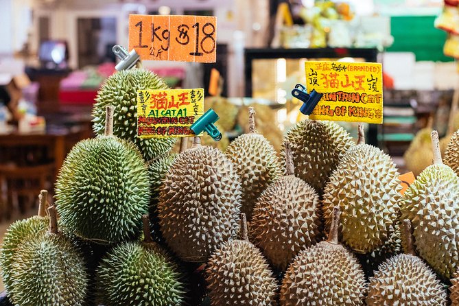 A Magical Evening in Singapore: Private City Tour - Enjoying a Refreshing Alcoholic Drink