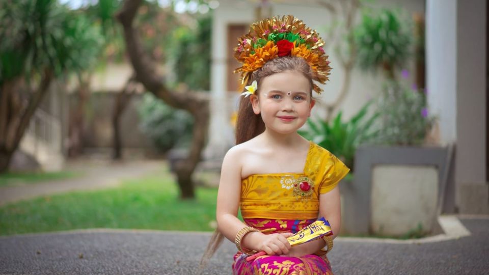 Bali: Balinese Costume Photoshoot Comes to Your Accommodation - Balinese Costume and Makeup Artist