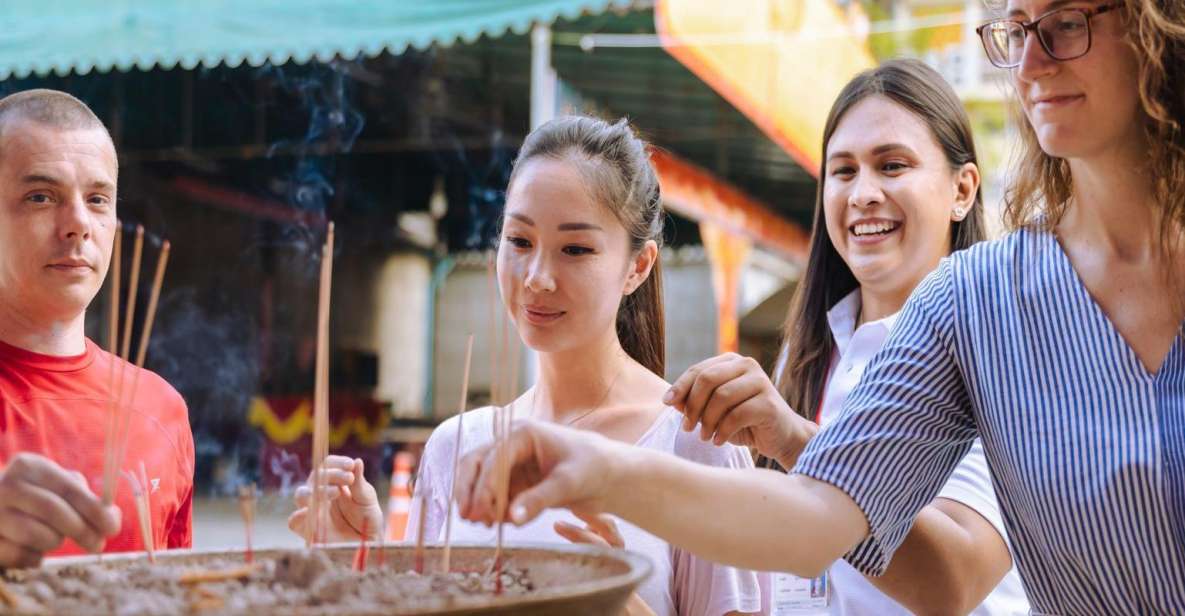 Bangkok's Iconic Chinatown Experience: Sites & Street Bites - Marveling at the Golden Buddha