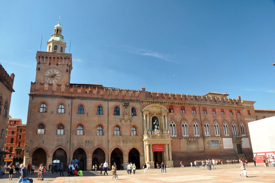 Bologna: Guided Architecture Walking Tour - Piazza Maggiore and Basilica