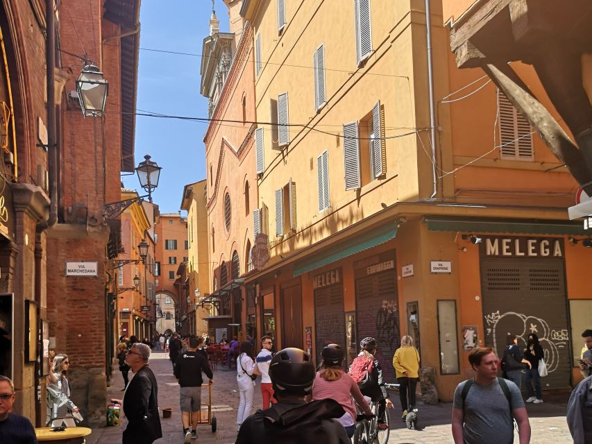 Bologna: Private Walking Tour With a Guide - Admire Palazzo Daccursio