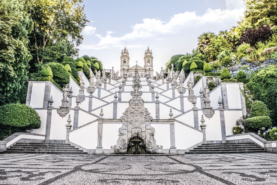 Braga & Guimarães: Premium Day Tour - Pickup and Experience