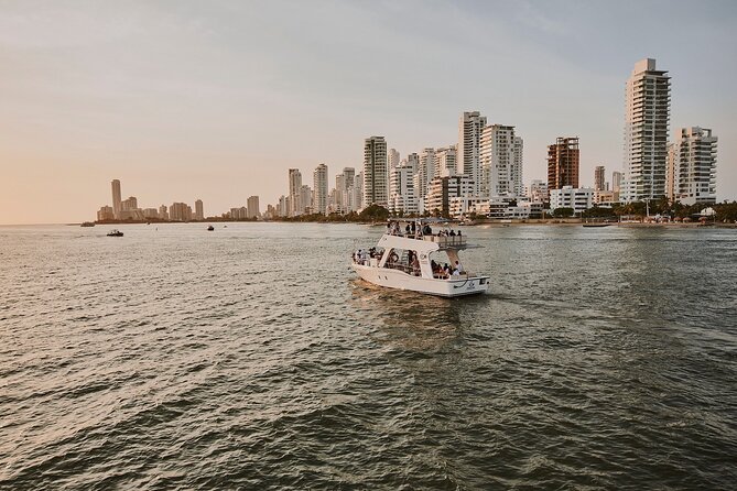 Dinner Cruise Along Cartagenas Bay - Meeting Point and Arrival