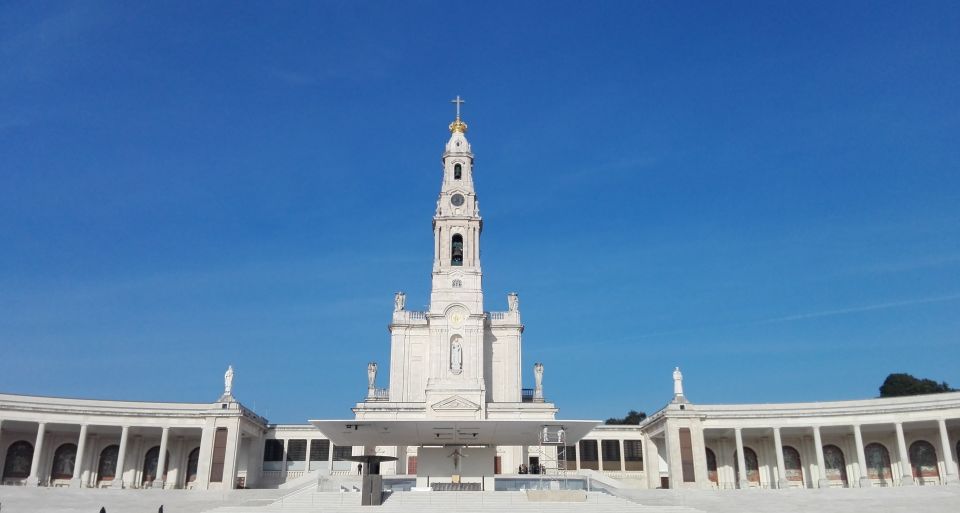 Fatima, Batalha, Alcobaça, Nazaré and Óbidos Private Tour - Admire the Stunning Views of Nazaré