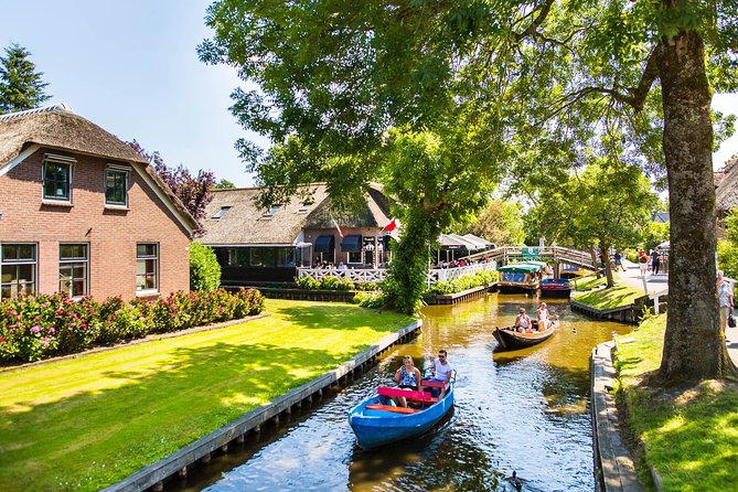 Giethoorn and Afsluitdijk Day Trip From Amsterdam With Boat Trip - Boat Tour Through Giethoorn