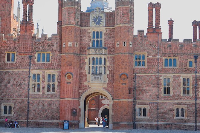 Hampton Court Guided Tour Full Day and High Tea - Accessibility and Policy Information