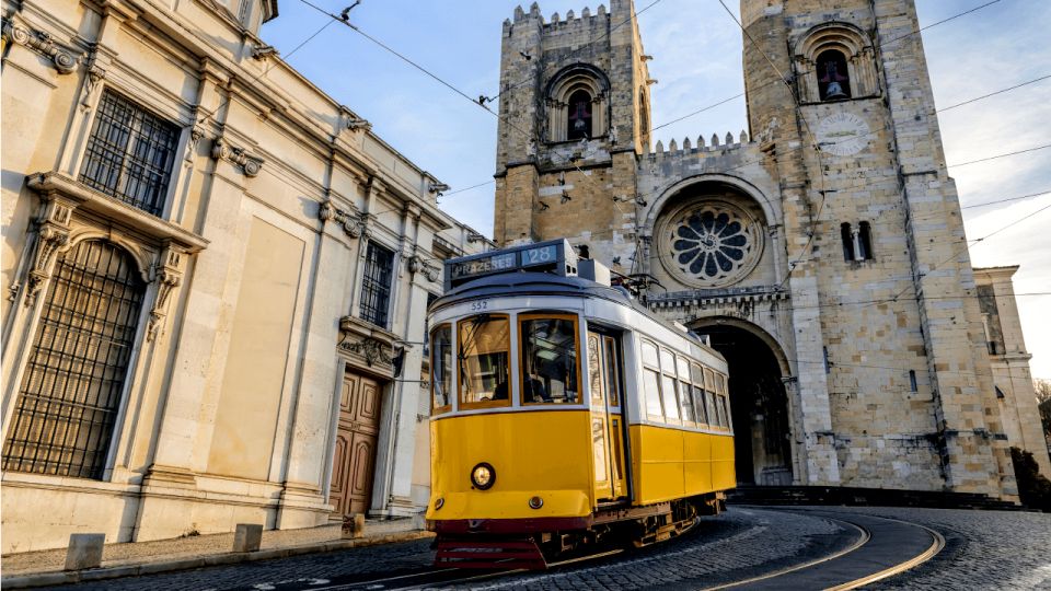 Lisbon: Private Tour Half-Day in Premium Car - Monument to the Discoveries