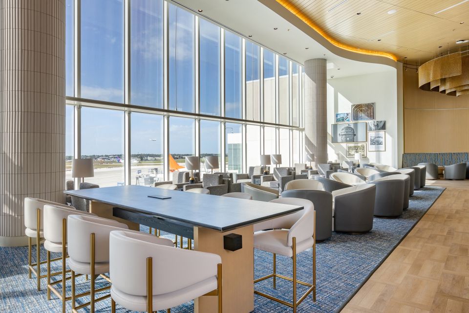 MCO Orlando International Airport: Plaza Premium Lounge - Lounge Atmosphere and Seating