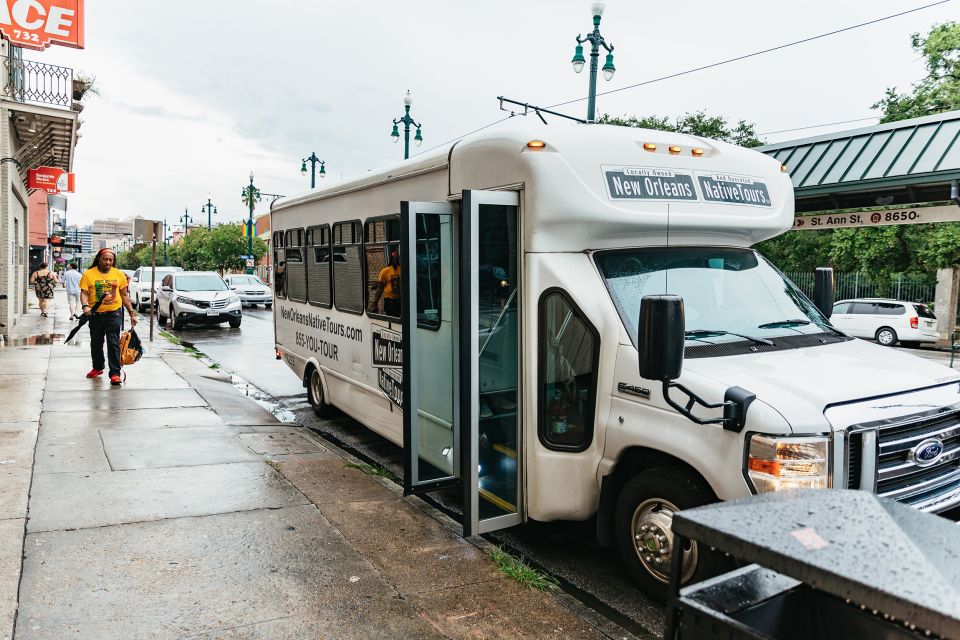 New Orleans: Dead of Night Ghosts and Cemetery Bus Tour - Photographing Paranormal Activity