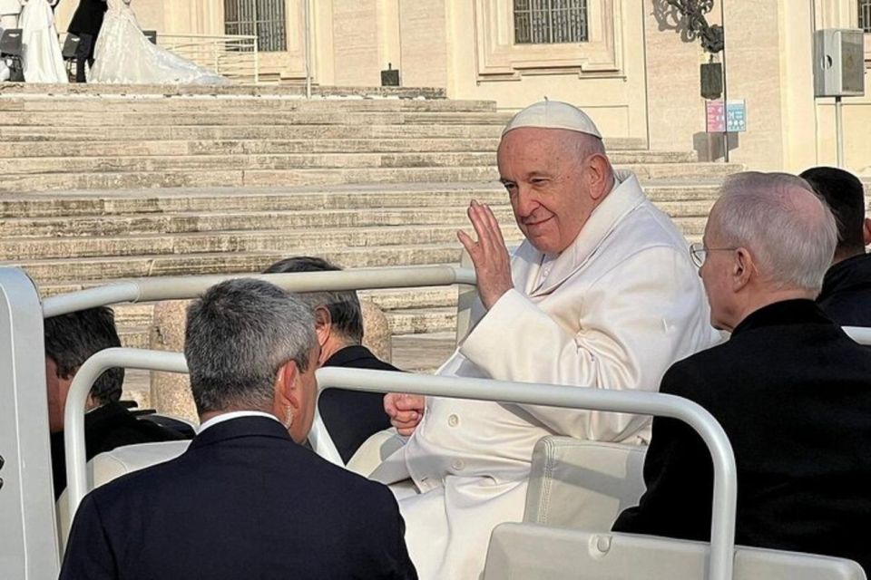 Newlywed Couples' Blessing During Pope Francis' Audience - Papal Audience Admission Tickets at No Cost