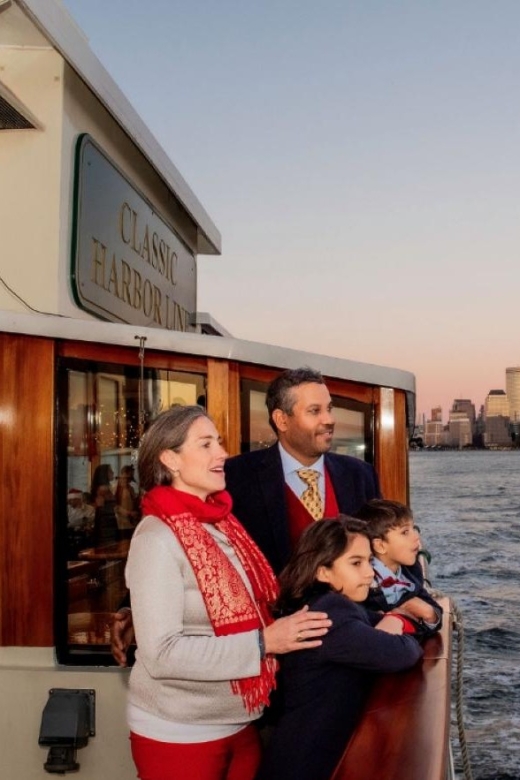 Nyc: Sightseeing Holiday Cruise With Drink - Festive 1920s-Style Yacht