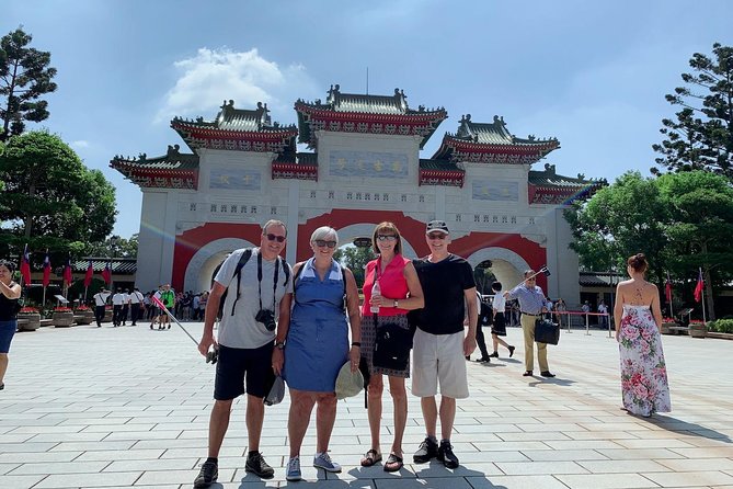 Private Custom Taipei Airport Layover Tour - About the Private Vehicle