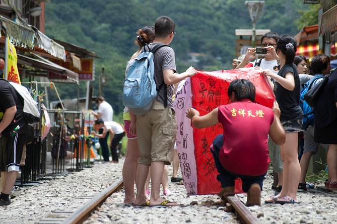 Small-Group Tour: Jiufen, Yehliu Geopark, and Shifen From Taipei - Additional Information
