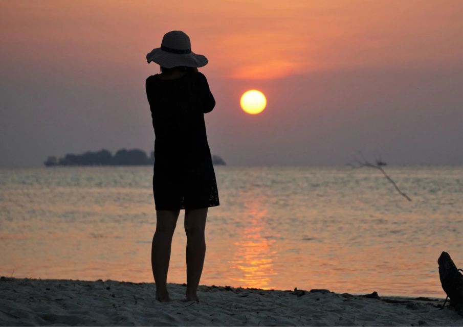 Snorkelling & Islandhopping Tour Karimunjawa (Private Tour) - Lunch and Refreshments