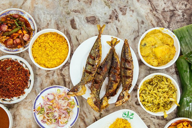 The 10 Tastings of Colombo With Locals: Private Street Food Tour - Sipping on Refreshing Beverages