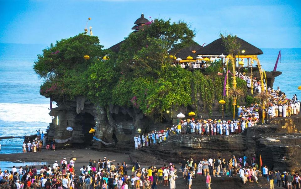 Bali: Best of Ulun Danu Bratan and Tanah Lot Temple Tour - Candikuning Fruit Market Tour