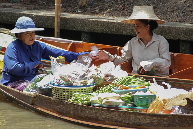 Bangkok: Floating Market and Train With Paddleboat Ride - Floating Market Exploration