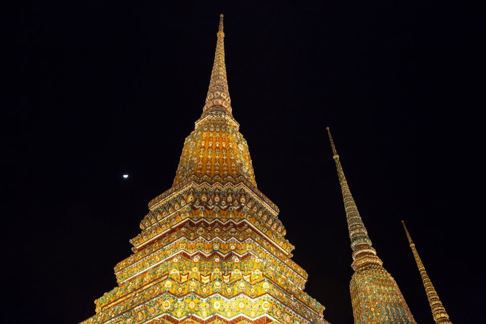 Bangkok: Markets, Temples and Food Night Tour by Tuk Tuk - Exploring Wat Prayoon