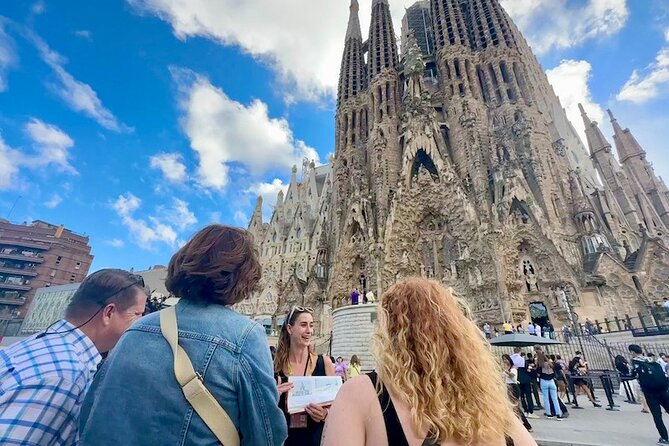 Barcelona in a Day Tour: Sagrada Familia, Park Guell & Old Town - Top Attractions Explored