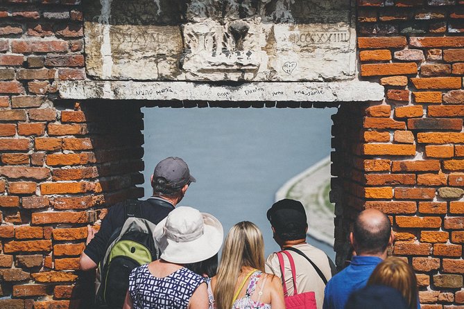 Best of Verona Highlights Walking Tour With Arena - Visiting the Verona Arena