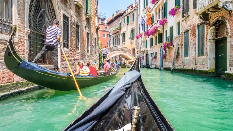 Charming Venice - Walking and Gondola - The Shared Gondola Ride Experience