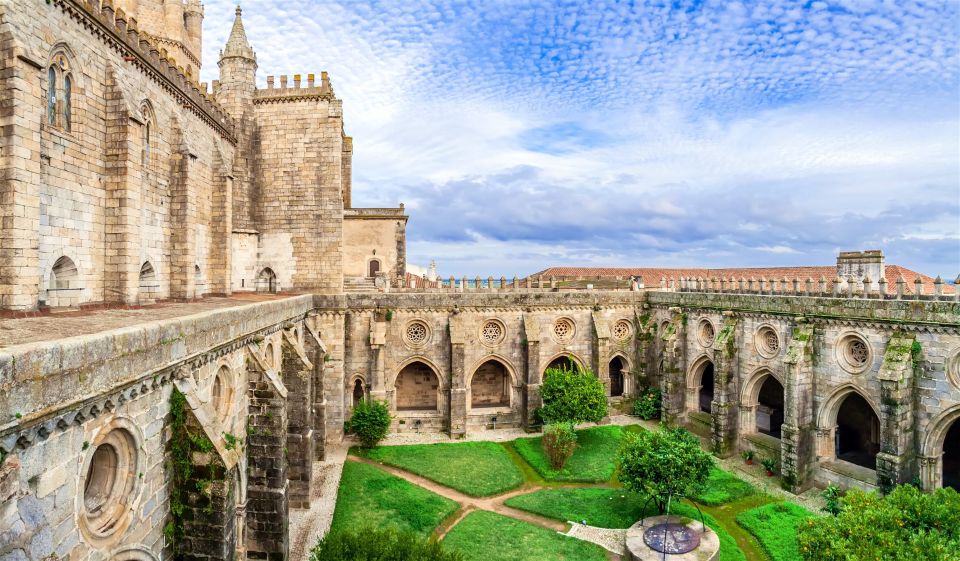 From Lisbon: Évora and Monsaraz Day Tour With Wine Tasting - Meeting Point