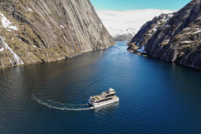 Lofoten Island: Silent Trollfjord Cruise From Svolvaer - Onboard Amenities and Facilities