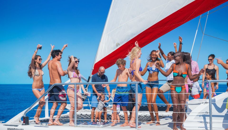 Montego Bay: Reggae Family Catamaran Cruise With Snorkeling - Savoring Onboard Refreshments