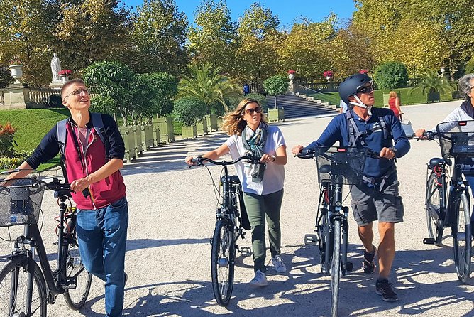 Paris: Charming Nooks and Crannies Bike Tour - Crossing the Pont-Neuf Bridge