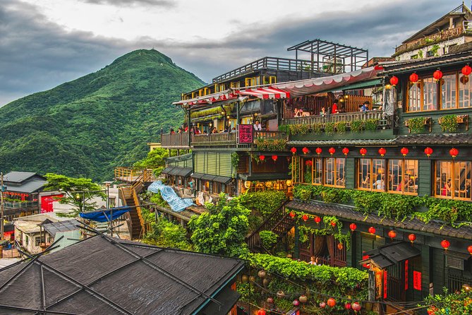 Private Jiufen & Pingxi Day Tour With English-Speaking Guide - Visiting Pingxi and Shifen