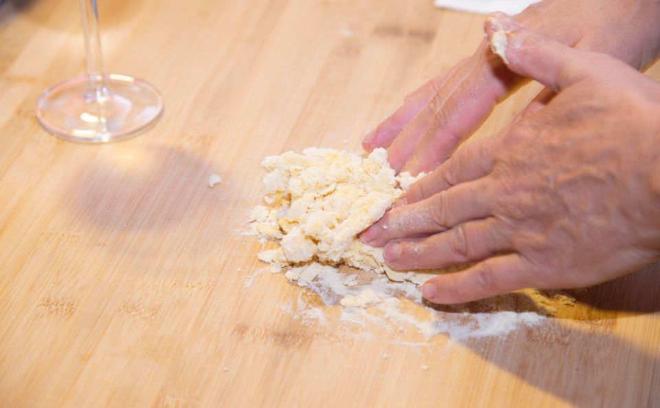 Rome: Pasta and Tiramisu Shared Cooking Class With Wine - Meeting Point